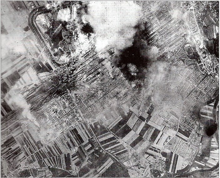 Des_bombes_tombent_sur_la_raffinerie_de_Merseburg