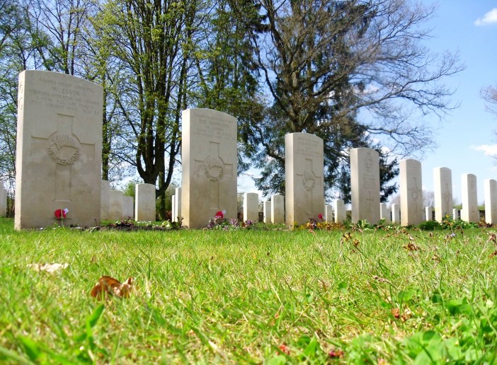 14-les-6-tombes-de-lequipage-du-lancaster-hk-564